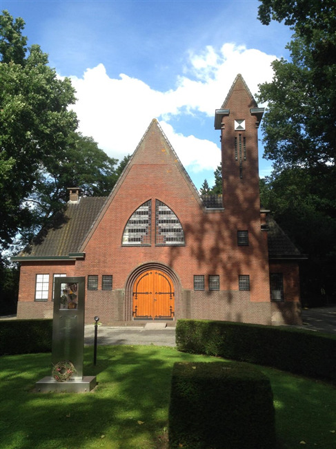 De aula van de Nieuwe Algemene Begraafplaats aan de Meeuwenlaan.
              <br/>
              Wouter van Dijk, 2017-08-01